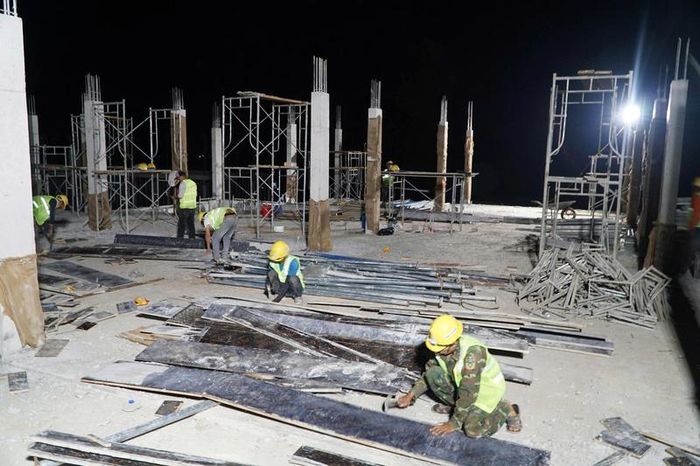 Các mũi thi công liên tục tăng ca để đảm bảo hoàn thành ngôi trường trong năm học mới. Ảnh: Ngọc Toàn