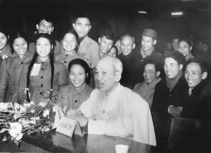 Chủ tịch Hồ Chí Minh thăm Đại hội Thanh niên xung phong chống Mỹ cứu nước (12-1-1967). Ảnh: Hochiminh.vn