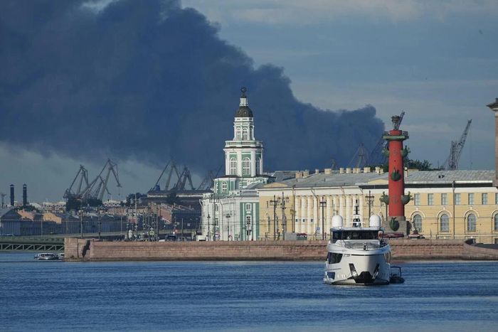 Cột khói đen bốc lên trên cảng St. Petersburg, Nga sau cuộc tấn công bằng UAV của Ukraine, ngày 3/6/2026 (Ảnh: AP)