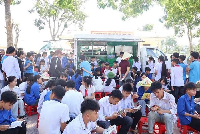 Hành trình lan tỏa tri thức - chắp cánh ước mơ đưa văn hóa đọc về các trường học của Trung tâm Bảo tồn di sản, Bảo tàng và Thư viện Thanh Hóa (Ảnh chụp tại Trường THCS Thiệu Giang).