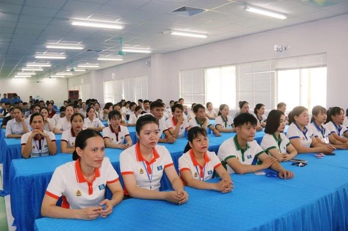 Đoàn viên, công nhân lao động dự lễ phát động.