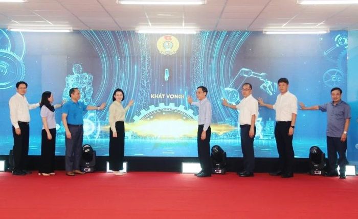 Các đồng chí lãnh đạo tỉnh, LĐLĐ tỉnh Thanh Hóa nhấn nút phát động phong trào thi đua “Lao động giỏi, năng suất cao, thu nhập tốt” giai đoạn 2026-2031.