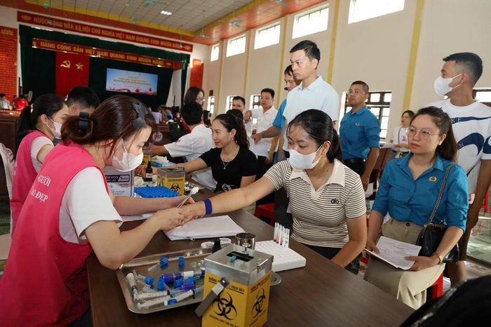Tình nguyện viên xét nghiệm sàng lọc trước khi hiến máu.