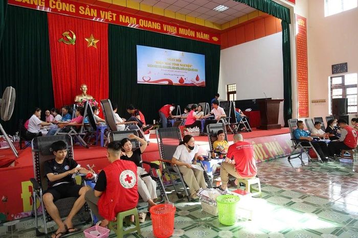 Đông đảo người dân tham gia hiến máu.