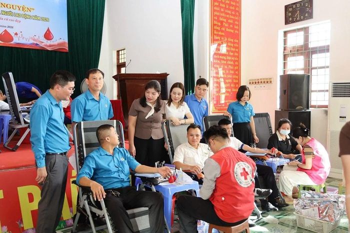 Đại diện lãnh đạo phường Quảng Phú thăm hỏi, động viên người hiến máu.