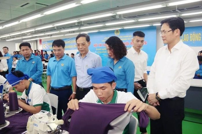 Các đồng chí lãnh đạo tỉnh, LĐLĐ tỉnh thăm hỏi, động viên và khích lệ tinh thần các công nhân lao động tham gia Hội thi tay nghề may giỏi năm 2026.