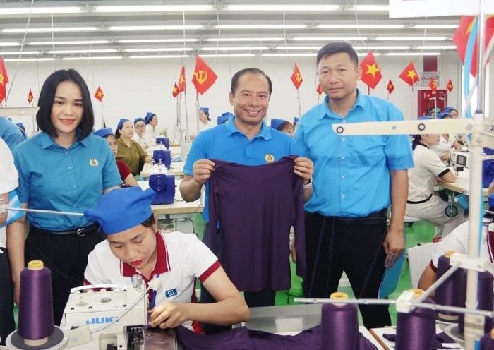 Chủ tịch LĐLĐ tỉnh Lương Trọng Thành động viên công nhân lao động Công ty TNHH Sakurai Việt Nam.