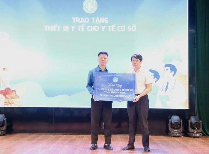 Hội Thầy thuốc trẻ Việt Nam trao thiết bị y tế cho y tế cơ sở tỉnh Thanh Hóa.