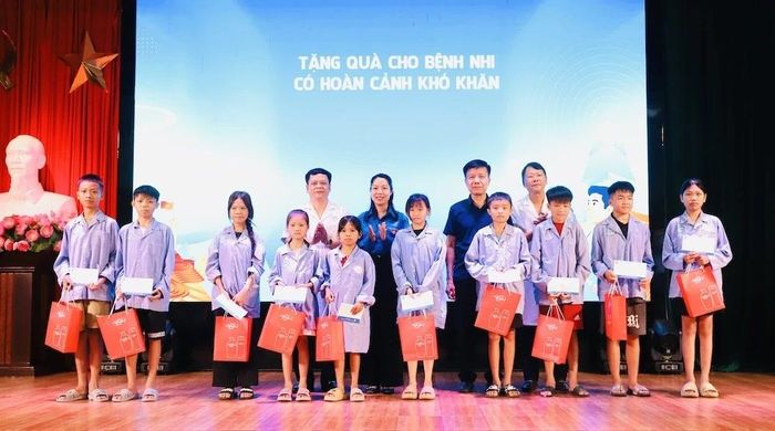 Ban Tổ chức trao quà tặng các bệnh nhi đang điều trị tại Bệnh viện Đa khoa tỉnh Thanh Hóa.