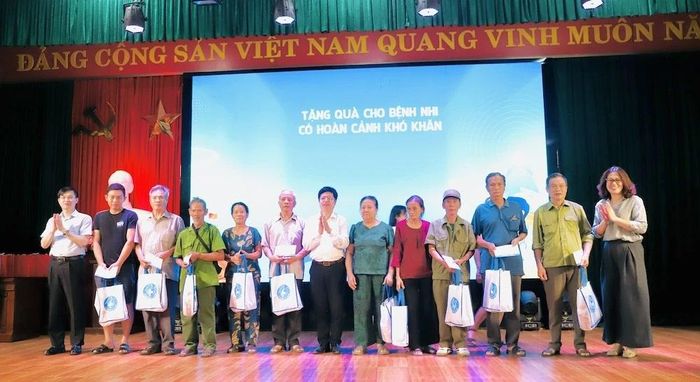 Ban Tổ chức trao quà tặng các gia đình chính sách có hoàn cảnh khó khăn.