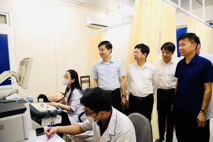 Khoảng 1.000 người dân trên địa bàn tỉnh được khám tổng quát, tư vấn sức khỏe.