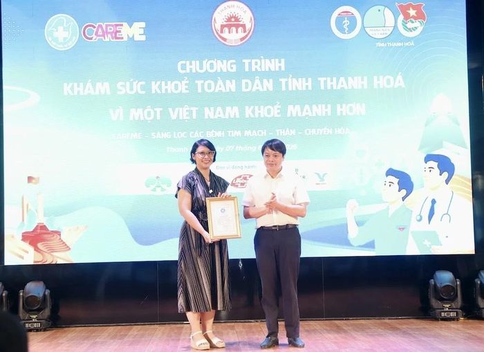 Hội Thầy thuốc trẻ Việt Nam trao Giấy chứng nhận đồng hành cho đơn vị có đóng góp tích cực trong thực hiện chương trình.