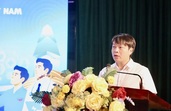 Phó Chủ tịch Thường trực kiêm Tổng Thư ký Hội Thầy thuốc trẻ Việt Nam Nguyễn Hữu Tú phát biểu khai mạc chương trình.