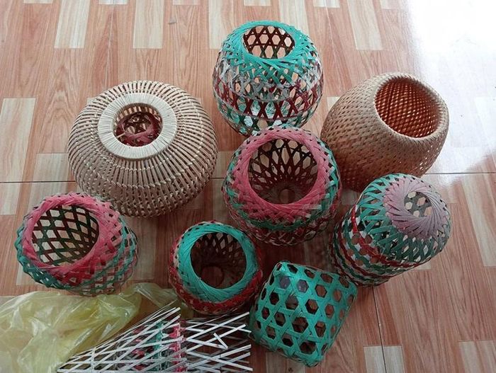 Những sản phẩm đan lát thủ công của gia đình ông Vi Văn Hiền (bản Ngàm, xã Sơn Điện) vừa tạo thêm thu nhập, vừa góp phần gìn giữ và quảng bá văn hóa dân tộc Thái đến với du khách.