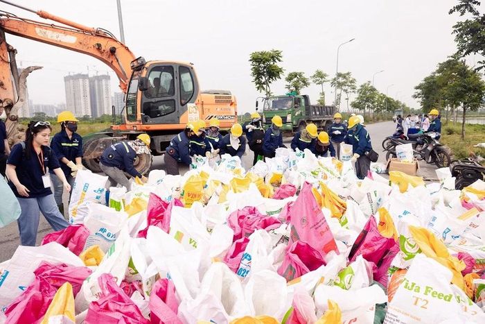 Tại khu vực Hồ Sen, xã Gia Lâm, Hà Nội, 675 cán bộ nhân viên và tình nguyện viên đã cùng chung tay làm sạch môi trường, góp phần cải thiện cảnh quan và chất lượng không gian sống tại khu vực cửa ngõ phía Đông Thủ đô. Sau hai giờ triển khai, các lực lượng đã thu gom 18,7 tấn rác thải, bao gồm rác xây dựng và rác sinh hoạt. Hoạt động tại xã Gia Lâm cũng thu hút sự tham gia của nhiều người nước ngoài đang sinh sống và làm việc tại địa phương, thể hiện sự đồng hành của cộng đồng quốc tế trong các nỗ lực bảo vệ môi trường và xây dựng đô thị xanh, bền vững.