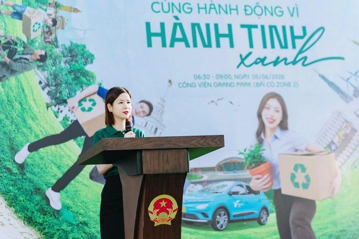 Phát biểu tại sự kiện, TS Lê Thái Hà - Giám đốc Điều hành Quỹ Vì tương lai xanh, nhấn mạnh: “Đây không chỉ là hoạt động ra quân dọn vệ sinh môi trường, mà còn là lời cam kết cùng hành động của địa phương, doanh nghiệp và cộng đồng trong việc xây dựng môi trường sống xanh, sạch, đẹp và bền vững hơn. Một buổi ra quân chỉ có thể làm sạch một khu vực, nhưng điều quan trọng hơn là sau buổi ra quân hôm nay, chúng ta cùng duy trì được ý thức giữ gìn môi trường sống xung quanh mình”.