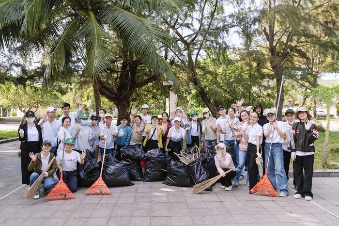Tại Khánh Hòa, gần 540 tình nguyện viên chung tay làm sạch khu vực Công viên Tuệ Tĩnh (phường Nha Trang), không gian công cộng ven biển nằm tại trung tâm thành phố Nha Trang. Trong không khí sôi nổi của ngày ra quân, các lực lượng đã tích cực thu gom rác thải, chỉnh trang cảnh quan và góp phần giữ gìn môi trường biển xanh, sạch, đẹp. Hoạt động không chỉ góp phần bảo vệ cảnh quan ven biển mà còn chung tay xây dựng hình ảnh điểm đến du lịch Nha Trang xanh, văn minh và thân thiện, đồng thời lan tỏa ý thức bảo vệ môi trường tới người dân và du khách.