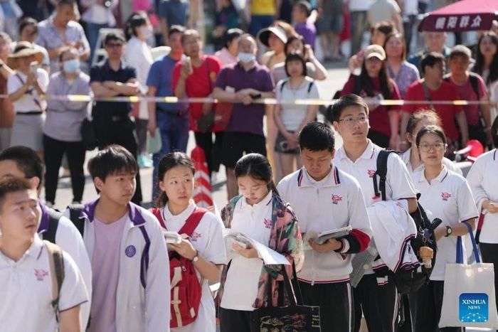 Các thí sinh xếp hàng vào trường trong ngày đầu tiên của Kỳ thi tuyển sinh đại học toàn quốc Trung Quốc. Ảnh: Xinhua.