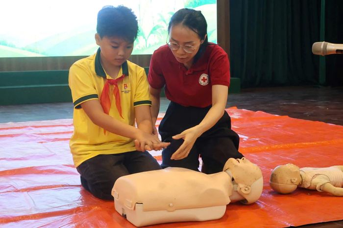 Học sinh thực hành các kỹ năng sơ cấp cứu cơ bản dưới sự hướng dẫn của chuyên gia.