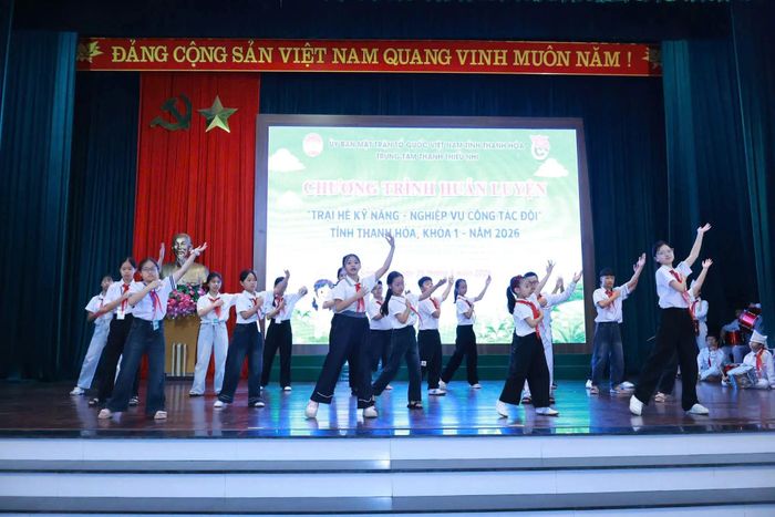 Các hoạt động giao lưu, múa hát tập thể luôn là sợi dây gắn kết, giúp các em tự tin hòa nhập và xây dựng tinh thần đoàn kết.