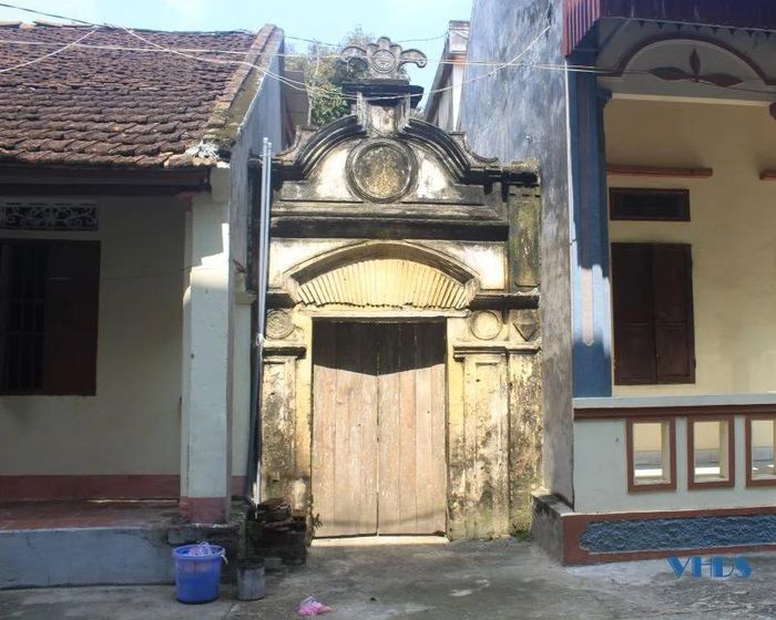 Cổng vào ngôi nhà đã phủ kín rêu phong nhưng vẫn còn giữ nguyên vẹn những hoa văn, kiến trúc của một thời hoàng kim.