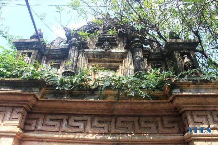 Hầu hết các ngôi nhà cổ đều vẹn nguyên lối kiến trúc và hoa văn độc đáo do chính những người thợ phố Đầm thiết kế, xây dựng.