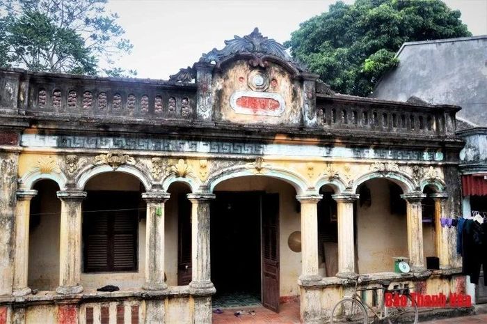 Ở phố Đầm đang còn 34 căn nhà cổ, tuy nhiên chỉ còn 17 căn nhà còn lưu giữ được nét nguyên vẹn. Đây là một căn nhà cấp 4 cổ của gia đình ông Vũ Văn Tuân, được xây dựng từ năm 1930 nhưng đến nay vẫn còn chắc chắn.