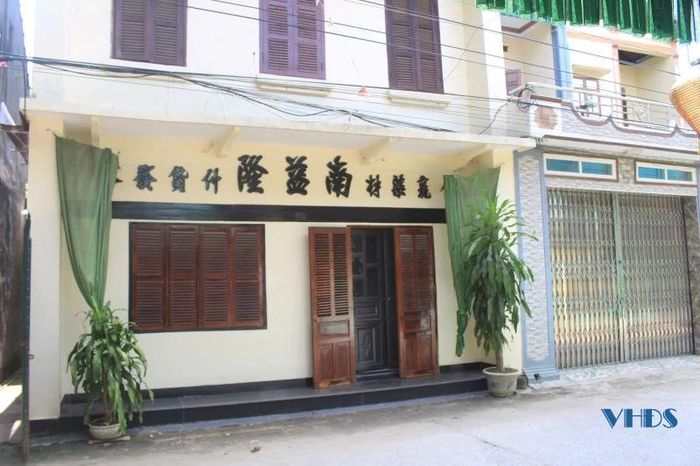 Trước đây những ngôi nhà ở Phố Đầm đều gắn liền với những cửa hàng nổi tiếng như phòng khám răng, hiệu thuốc bắc nổi tiếng Quảng Phát, Nam Ích Long, rồi những tiệm bán vàng, bạc... Đến nay dù không còn làm những nghề gia truyền, nhưng chủ nhân những ngôi nhà này vẫn giữ tên biển hiệu như để hoài niệm thời hoàng kim của ông cha.