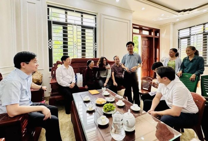 Đoàn công tác lắng nghe người thân chia sẻ về cuộc sống, quá trình chăm sóc sức khỏe hằng ngày của mẹ.