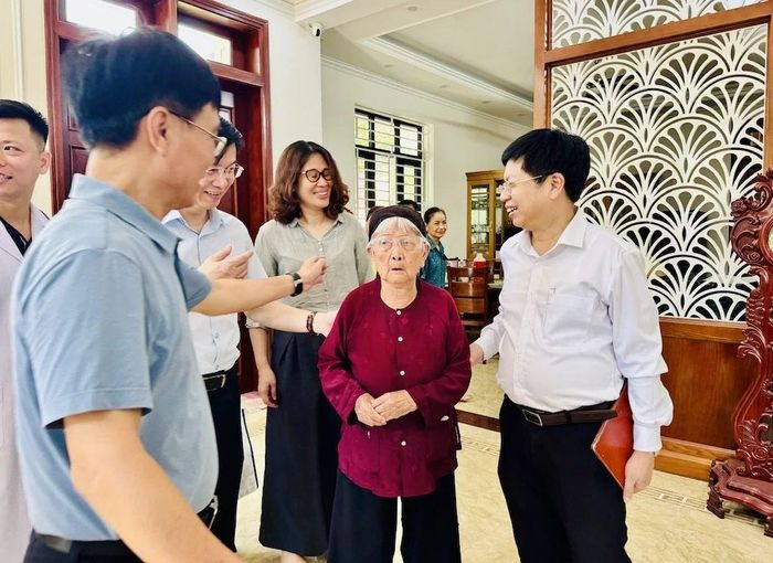 Tham gia đoàn công tác, TS.BS Nguyễn Trọng Khoa, Phó Cục trưởng Cục Quản lý Khám, chữa bệnh; TS. Lê Thái Hà, Phó Cục trưởng Cục Phòng bệnh (Bộ Y tế); ông Nguyễn Hữu Tú, Phó Chủ tịch Thường trực kiêm Tổng Thư ký Hội Thầy thuốc trẻ Việt Nam; TS.BS Lê Văn Cường, Giám đốc Sở Y tế Thanh Hóa cùng lãnh đạo Bệnh viện Đa khoa tỉnh Thanh Hóa đã đến thăm mẹ tại nhà riêng.