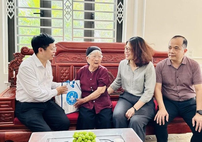 Các thành viên trong đoàn công tác đã thăm hỏi tình hình sức khỏe, đời sống sinh hoạt hằng ngày của mẹ Phan Thị Mùi, bày tỏ lòng biết ơn sâu sắc trước những hy sinh, cống hiến to lớn của gia đình đối với sự nghiệp đấu tranh giải phóng dân tộc, thống nhất đất nước; đồng thời trao tặng phần quà tri ân, chúc mẹ sức khỏe, sống vui, sống khỏe cùng con cháu.
