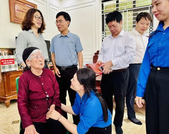 Dù đã bước sang tuổi 102, Mẹ Việt Nam anh hùng Phan Thị Mùi vẫn giữ được tinh thần minh mẫn, lạc quan và là chỗ dựa tinh thần cho con cháu trong gia đình.