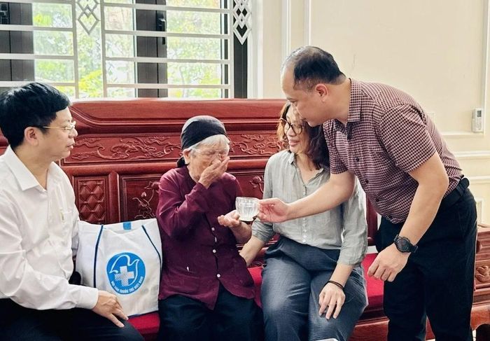 Đồng thời, các bác sĩ đã tư vấn chế độ dinh dưỡng, sinh hoạt phù hợp với độ tuổi của mẹ.