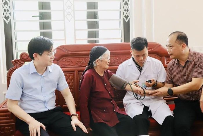 Tại gia đình, các y, bác sĩ đã tiến hành khám sức khỏe tổng quát, đo huyết áp, kiểm tra các chỉ số sức khỏe cơ bản.