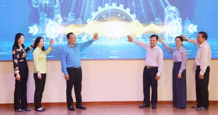 Đại biểu điểm cầu tỉnh An Giang thực hiện nghi thức phát động phong trào thi đua “Lao động giỏi, năng suất cao, thu nhập tốt” giai đoạn 2026 - 2030.
