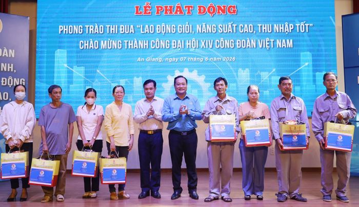Trao quà cho đoàn viên, người lao động mắc bệnh hiểm nghèo, bệnh nghề nghiệp, có hoàn cảnh khó khăn.
