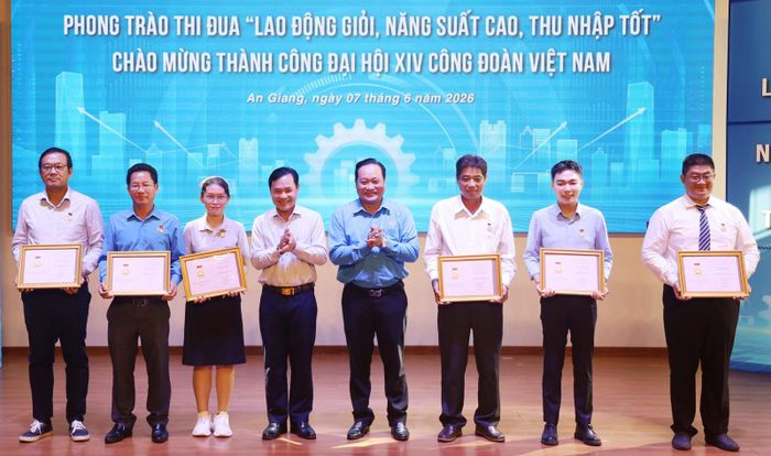 Trao bằng Lao động sáng tạo của Tổng Liên đoàn Lao động Việt Nam cho 6 tác giả, nhóm tác giả.