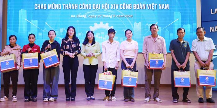 Trao quà cho đoàn viên, người lao động mắc bệnh hiểm nghèo, bệnh nghề nghiệp, có hoàn cảnh khó khăn.