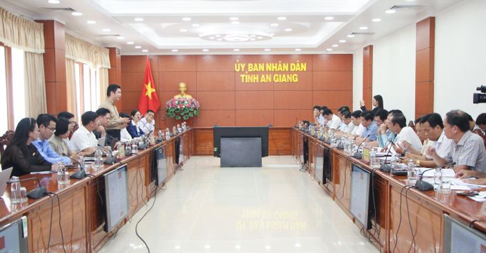Quang cảnh buổi làm việc.