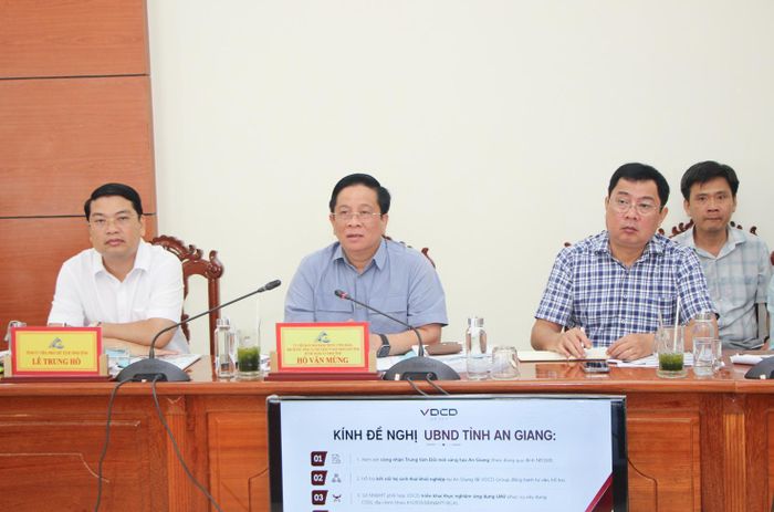Ủy viên Ban Chấp hành Trung ương Đảng, Phó Bí thư Tỉnh ủy, Chủ tịch UBND tỉnh An Giang Hồ Văn Mừng chủ trì buổi làm việc.