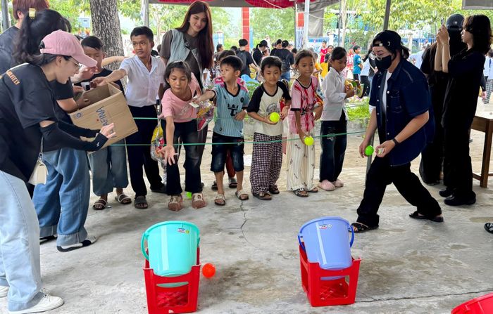 Học sinh tham gia các trò chơi vận động thú vị.