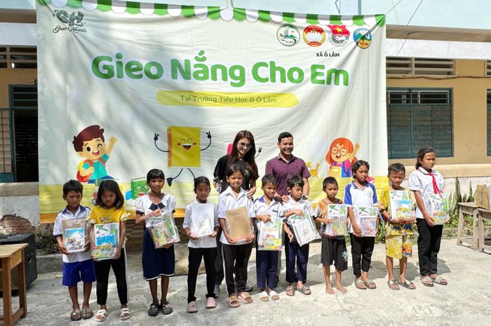 Tặng quà cho các học sinh có hoàn cảnh khó khăn.