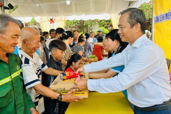 Trao quà cho người dân.