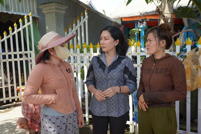 Bí thư Đảng ủy, Chủ tịch HĐND xã Bình Thạnh Đông Huỳnh Thị Bích Phượng thăm hỏi, động viên các hộ dân bị ảnh hưởng bởi sạt lở.