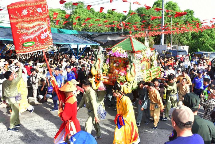Kiệu rước Bà lên đến đỉnh núi Sam trong sự chờ mong của đông đảo người dân, du khách.