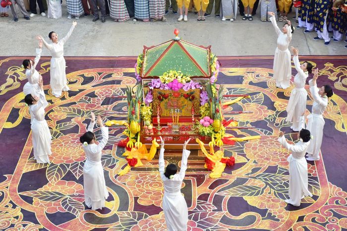 Tái hiện huyền tích chín cô gái đồng trinh thỉnh Bà xuống núi.