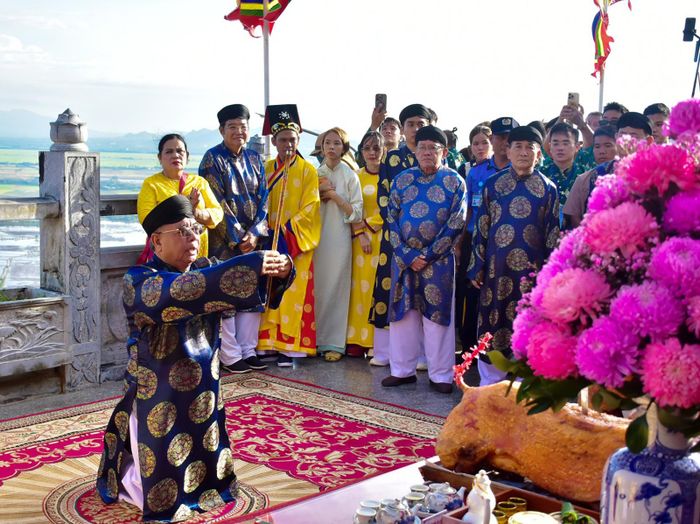 Ban Quản trị lăng miếu núi Sam thực hiện các nghi thức truyền thống để rước tượng Bà xuống núi.