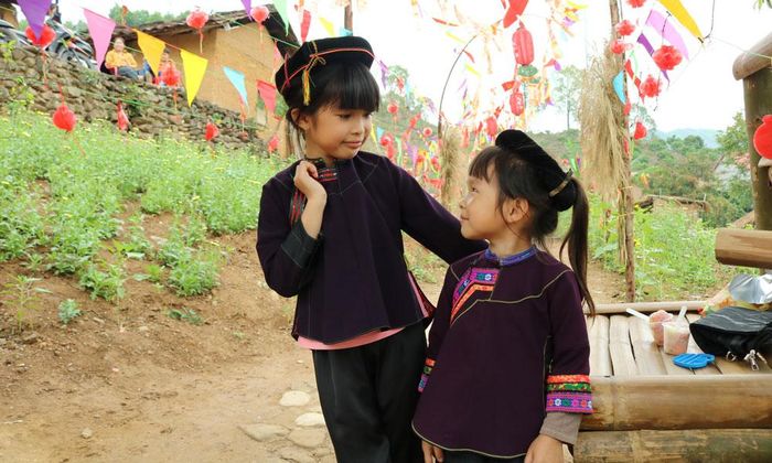 Các em nhỏ ở Bắc Hoa trong trang phục truyền thống của dân tộc mình.