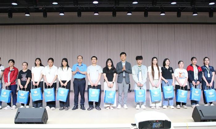  Lãnh đạo Liên đoàn Lao động tỉnh và Công ty Công nghệ Lens trao quà cho công nhân, người lao động Công ty. 