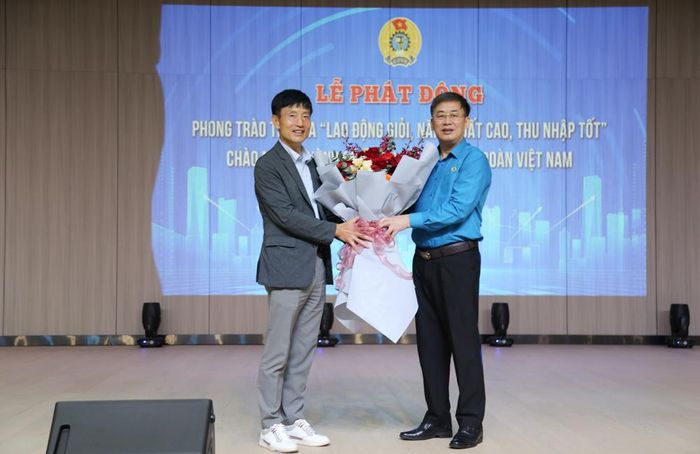  Lãnh đạo Công ty Công nghệ Lens chúc mừng đồng chí Thạch Văn Chung, Chủ tịch Liên đoàn Lao động tỉnh được bầu vào Ban Thường vụ Tổng Liên đoàn Lao động Việt Nam. 